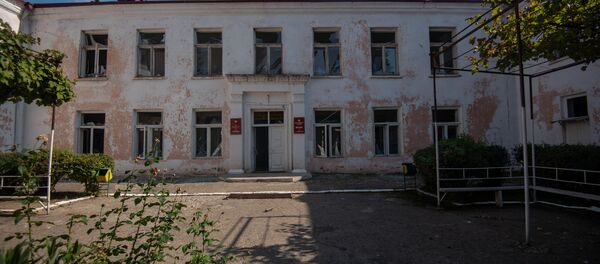 Попавшая под обстрел средняя школа No2 в Мартуни, Карабах - Sputnik Армения