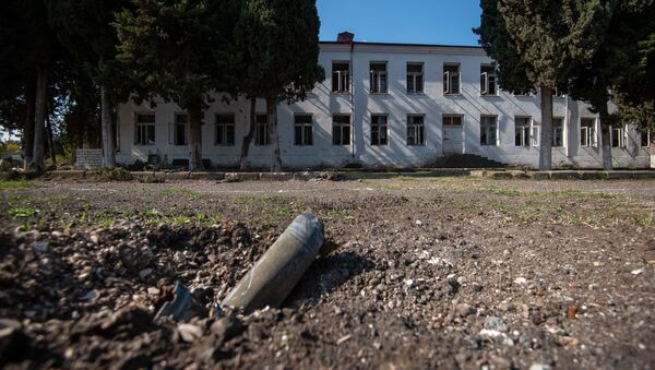 Осколки снарядов неподалеку от средней школы No2 в Мартуни, Карабах - Sputnik Армения