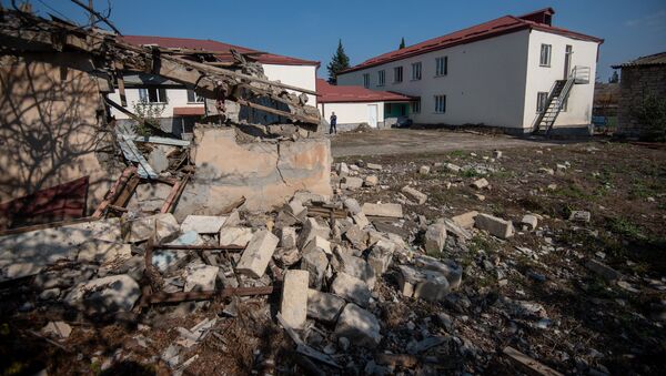 Сторожевая будка детского сада в Мартуни, Карабах, попавшего под обстрел - Sputnik Армения