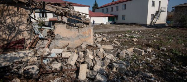 Сторожевая будка детского сада в Мартуни, Карабах, попавшего под обстрел - Sputnik Армения