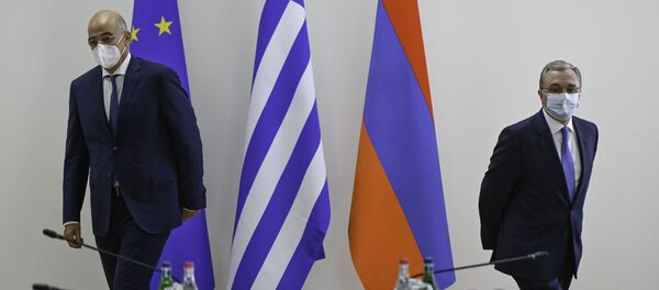 Министры иностранных дел Армении и Греции Зограб Мнацаканян (справа) и Никос Дендиас (16 октября 2020). Еревaн - Sputnik Армения