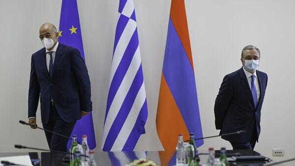 Министры иностранных дел Армении и Греции Зограб Мнацаканян (справа) и Никос Дендиас (16 октября 2020). Еревaн - Sputnik Армения