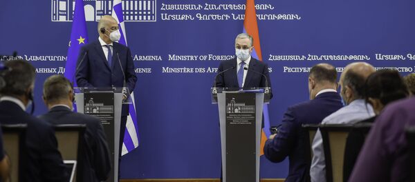 Пресс-конференция министров иностранных дел Армении и Греции Зограба Мнацаканяна (справа) и Никоса Дендиаса (16 октября 2020). Еревaн - Sputnik Армения