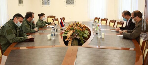 Начальник Главного управления оборонной политики и международного сотрудничества Министерства обороны РА Левон Айвазян встретился с военным атташе посольства Исламской Республики Иран в Армении полковником Бахманом Садегиным (16 октября 2020). Еревaн - Sputnik Армения