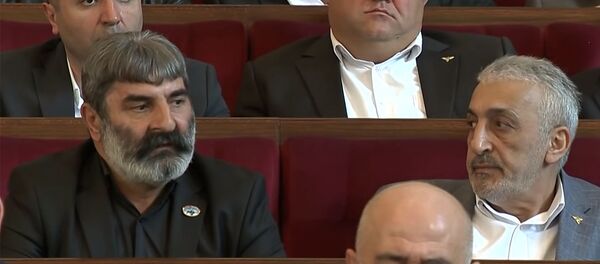 Рустам Гаспарян (слева) на заседании союза добровольцев Еркрапа (7 апреля 2019). Еревaн - Sputnik Армения