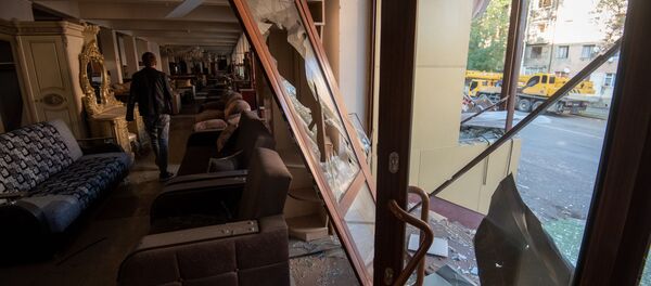 Пострадавший от обстрелов ВС Азербайджана магазин мебели в Степанакерте, Карабах - Sputnik Արմենիա