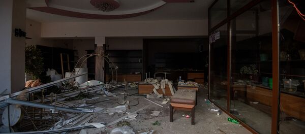 Пострадавший от обстрелов ВС Азербайджана магазин для новобрачных в Степанакерте, Карабах Пострадавший от обстрелов ВС Азербайджана магазин для новобрачных в Степанакерте, Карабах - Sputnik Արմենիա