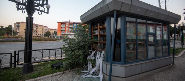 Пострадавший от обстрелов ВС Азербайджана ларек в Степанакерте, Карабах Пострадавший от обстрелов ВС Азербайджана ларек в Степанакерте, Карабах - Sputnik Արմենիա