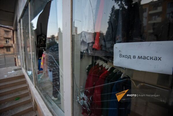 Пострадавший от обстрелов ВС Азербайджана вещевой магазин в Степанакерте, Карабах - Sputnik Армения