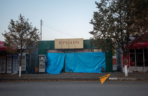 Ադրբեջանական ԶՈւ-ի հրետակոծությունից տուժած մթերային խանութ Արցախի մայրաքաղաք Ստեփանակերտում  - Sputnik Արմենիա