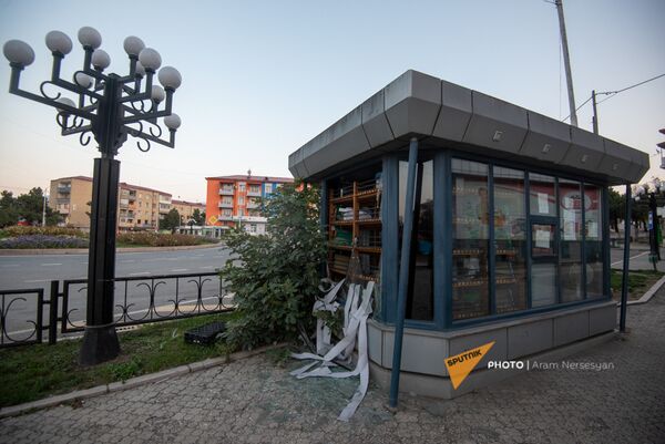 Ադրբեջանական ԶՈւ-ի հրետակոծությունից տուժած կրպակ Արցախի մայրաքաղաք Ստեփանակերտում  - Sputnik Արմենիա