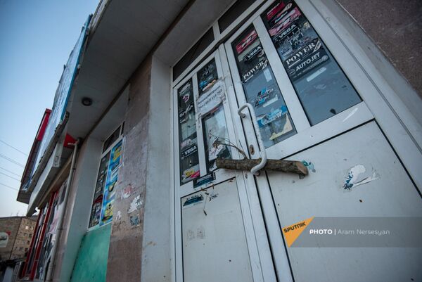 Ադրբեջանական ԶՈւ-ի հրետակոծությունից տուժած խանութ Արցախի մայրաքաղաք Ստեփանակերտում  - Sputnik Արմենիա