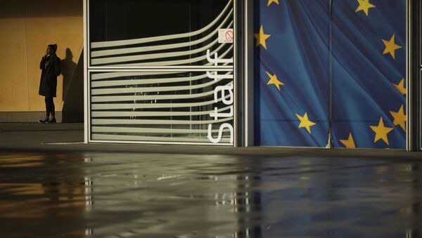 Женщина курит возле штаб-квартиры Европейской комиссии в Брюсселе - Sputnik Армения