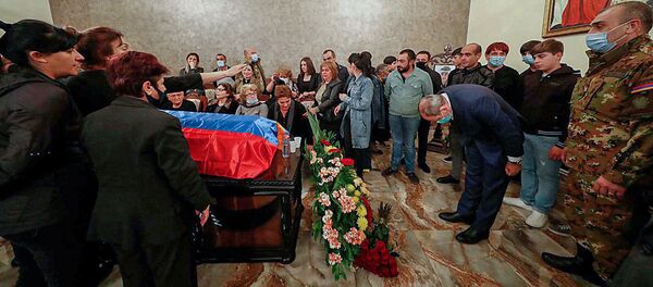 Премьер-министр Никол Пашинян на панихиде рядового Марата Манукяна (16 октября 2020). Еревaн Премьер-министр Никол Пашинян на панихиде рядового Марата Манукяна (16 октября 2020). Еревaн - Sputnik Արմենիա