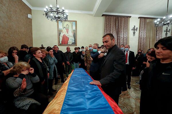 Նիկոլ Փաշինյանը մասնակցել է շարքային Մարատ Մանուկյանի հոգեհանգստին Նիկոլ Փաշինյանը մասնակցել է շարքային Մարատ Մանուկյանի հոգեհանգստին - Sputnik Արմենիա