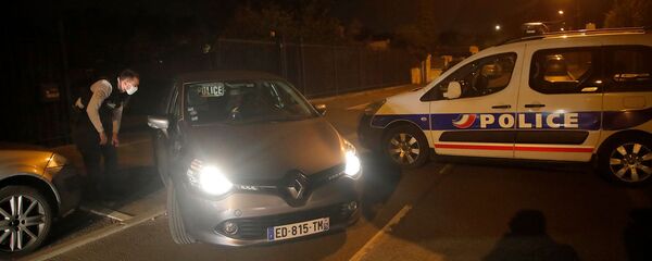 Сотрудники полиции на месте убийства учителя истории (16 октября 2020). Париж - Sputnik Армения