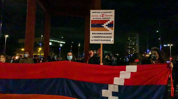 Հայեր և ոչ միայն. Ժնևում ՄԱԿ–ի բյուրոյի մոտ ցույց են արել ի աջակցություն Արցախի. լուսանկար - Sputnik Արմենիա