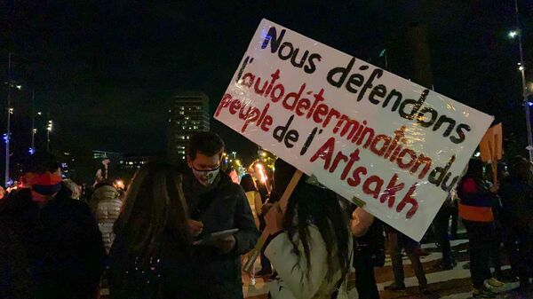 Հայեր և ոչ միայն. Ժնևում ՄԱԿ–ի բյուրոյի մոտ ցույց են արել ի աջակցություն Արցախի. լուսանկար - Sputnik Արմենիա