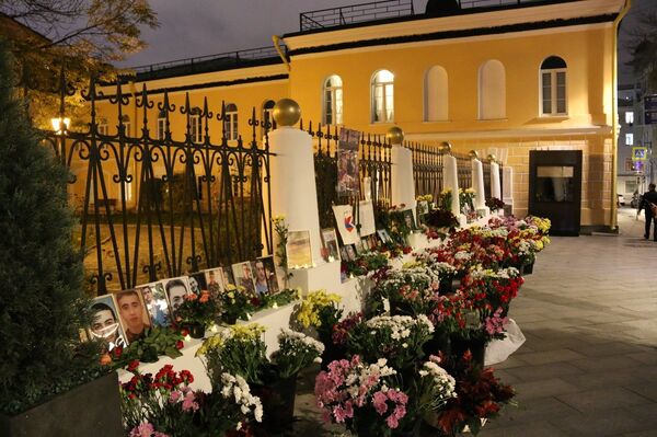 Մոսկվայում ՀՀ դեսպանատան առաջ հազարավոր ծաղիկներ են խոնարհել ի հիշատակ Արցախում զոհվածների Մոսկվայում ՀՀ դեսպանատան առաջ հազարավոր ծաղիկներ են խոնարհել ի հիշատակ Արցախում զոհվածների - Sputnik Արմենիա