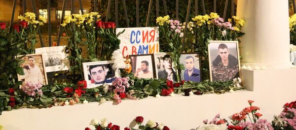 Цветы в память о погибших армянах в карабахской войне у посольства Армении в России (16 октября 2020). Москва Цветы в память о погибших армянах в карабахской войне у посольства Армении в России (16 октября 2020). Москва - Sputnik Արմենիա