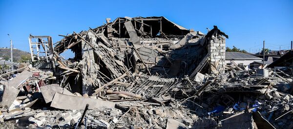 Последствия ночного ракетного обстрела Степанакерта (17 октября 2020). Карабах Последствия ночного ракетного обстрела Степанакерта (17 октября 2020). Карабах - Sputnik Արմենիա