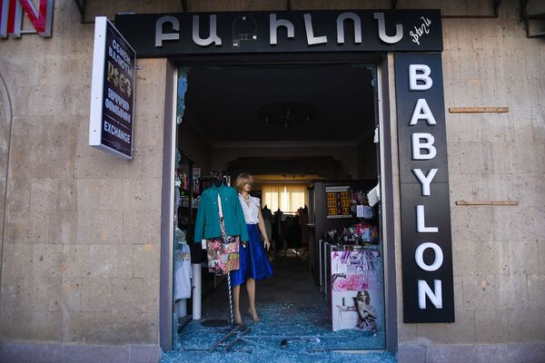 Опустевшие улицы и закрытые магазины: Степанакерт застыл в ожидании мира - Sputnik Армения