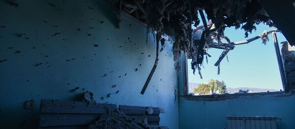 Последствия ночного ракетного обстрела Степанакерта (17 октября 2020). Карабах Последствия ночного ракетного обстрела Степанакерта (17 октября 2020). Карабах - Sputnik Արմենիա