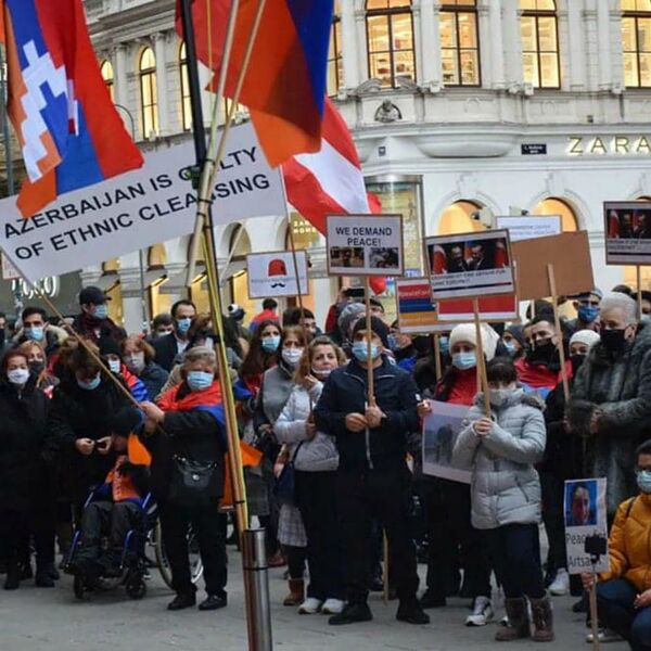 Վիեննայի օպերայի մոտ հայերը «երաժշտական ցույց» են կազմակերպել. լուսանկարներ Վիեննայի օպերայի մոտ հայերը «երաժշտական ցույց» են կազմակերպել. լուսանկարներ - Sputnik Արմենիա