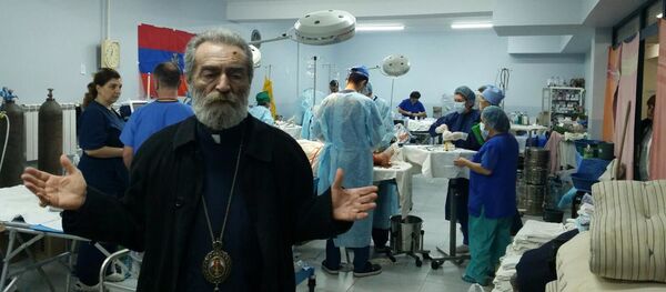 Настоятель Арцахской епархии архиепископ Паргев Мартиросян вновь посетил военный госпиталь и встретился с ранеными солдатами (18 октября 2020). Степанакерт - Sputnik Արմենիա