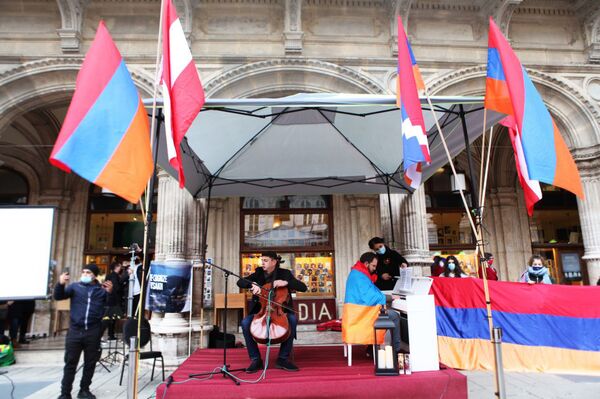 «Հայ տղամարդկանց զգուշացրել էինք, որ զուսպ լինեն». Հախնազարյանը` Վիեննայի ակցիայի մասին «Հայ տղամարդկանց զգուշացրել էինք, որ զուսպ լինեն». Հախնազարյանը` Վիեննայի ակցիայի մասին - Sputnik Արմենիա