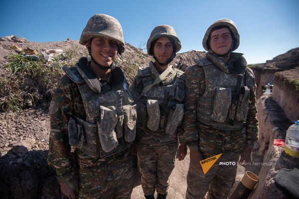 Այստեղ են երկու գերի վերցրել, կամ ինչպես են ապրում զինծառայողները Արցախի առաջնագծում Այստեղ են երկու գերի վերցրել, կամ ինչպես են ապրում զինծառայողները Արցախի առաջնագծում - Sputnik Արմենիա