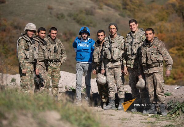 Այստեղ են երկու գերի վերցրել, կամ ինչպես են ապրում զինծառայողները Արցախի առաջնագծում Այստեղ են երկու գերի վերցրել, կամ ինչպես են ապրում զինծառայողները Արցախի առաջնագծում - Sputnik Արմենիա