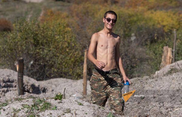 Այստեղ են երկու գերի վերցրել, կամ ինչպես են ապրում զինծառայողները Արցախի առաջնագծում Այստեղ են երկու գերի վերցրել, կամ ինչպես են ապրում զինծառայողները Արցախի առաջնագծում - Sputnik Արմենիա