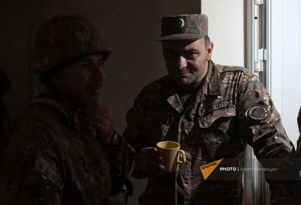 Այստեղ են երկու գերի վերցրել, կամ ինչպես են ապրում զինծառայողները Արցախի առաջնագծում Այստեղ են երկու գերի վերցրել, կամ ինչպես են ապրում զինծառայողները Արցախի առաջնագծում - Sputnik Արմենիա