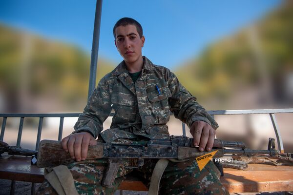 Այստեղ են երկու գերի վերցրել, կամ ինչպես են ապրում զինծառայողները Արցախի առաջնագծում Այստեղ են երկու գերի վերցրել, կամ ինչպես են ապրում զինծառայողները Արցախի առաջնագծում - Sputnik Արմենիա