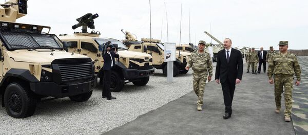 Президент Азербайджана Ильхам Алиев во время визита в военную часть (5 июня 2018). Азербайджан Президент Азербайджана Ильхам Алиев во время визита в военную часть (5 июня 2018). Азербайджан - Sputnik Արմենիա