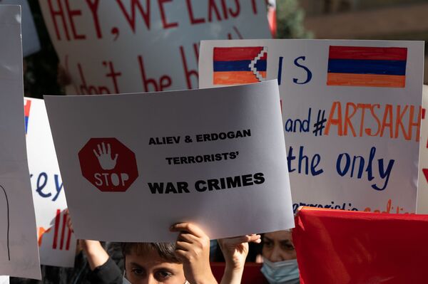 «Մեկին մորթել են, մյուսին` վիրավորել». արցախցի կանայք ՄԱԿ–ի առջև բողոքի ակցիա են անում - Sputnik Արմենիա