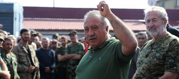 Глава союза добровольцев Еркрапа Сасун Микаелян отправляется на передовую (3 октября 2020). Еревaн - Sputnik Արմենիա