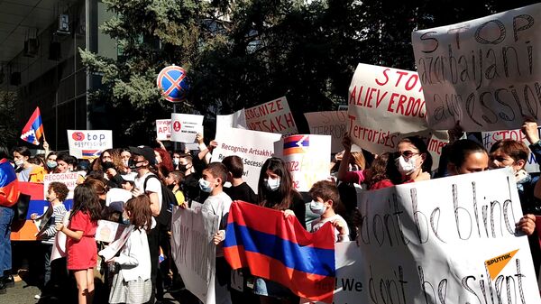 Не видите мужчин, услышьте женщин – жительницы Карабаха провели акцию у офиса ООН Не видите мужчин, услышьте женщин – жительницы Карабаха провели акцию у офиса ООН - Sputnik Армения
