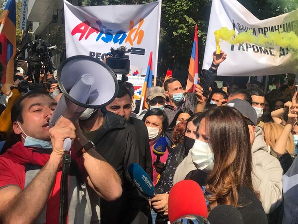 Хватит молчать! Крупная акция протеста прошла в Ереване у здания ООН Хватит молчать! Крупная акция протеста прошла в Ереване у здания ООН - Sputnik Армения