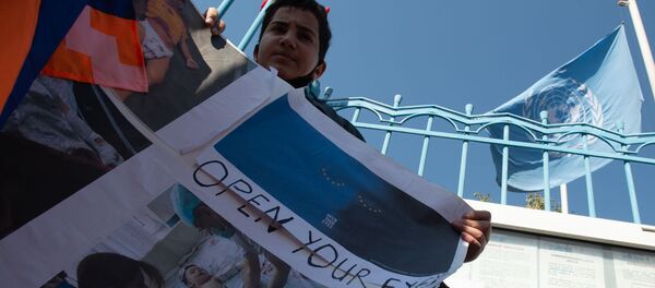 Акция протеста прошла в столице у здания ООН (19 октября 2020). Еревaн - Sputnik Армения