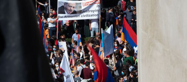 Акция протеста прошла в столице у здания ООН (19 октября 2020). Еревaн - Sputnik Արմենիա