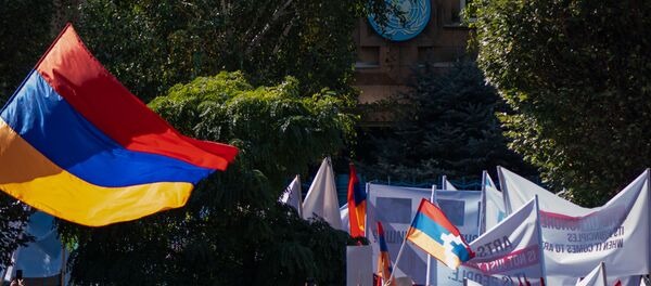 Акция протеста прошла в столице у здания ООН (19 октября 2020). Еревaн - Sputnik Արմենիա