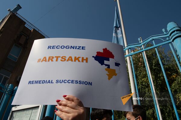 «Ճանաչեք Արցախի անկախությունը». բազմամարդ բողոքի ակցիա Երևանում ՄԱԿ-ի գրասենյակի դիմաց - Sputnik Արմենիա