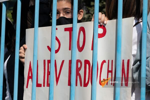 Կանգնեցրեք Ալիևին և Էրդողին. բազմամարդ բողոքի ակցիա Երևանում ՄԱԿ-ի գրասենյակի դիմաց - Sputnik Արմենիա