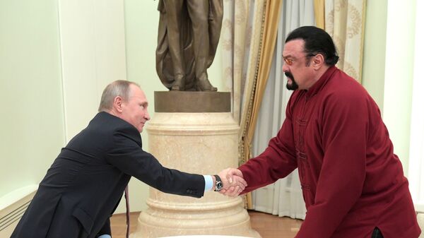 Президент РФ В. Путин встретился с американским актёром С. Сигалом - Sputnik Армения
