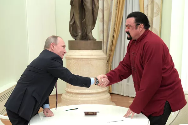 Как байкальский омуль напомнил Путину Стивена Сигала - видео Как байкальский омуль напомнил Путину Стивена Сигала - видео - Sputnik Армения