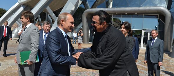 Президент России Владимир Путин и американский актер Стивен Сигал - Sputnik Армения