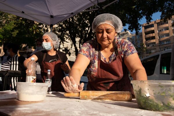Ժենգյալով հացի հերթ Հյուսիսային պողոտայում. ստեփանակերտցի կանայք որոշել են օգնել բանակին - Sputnik Արմենիա