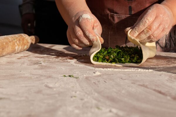 Карабахский дух и вкус: как в центре Еревана выстроилась огромная очередь за женгялов хац - Sputnik Армения